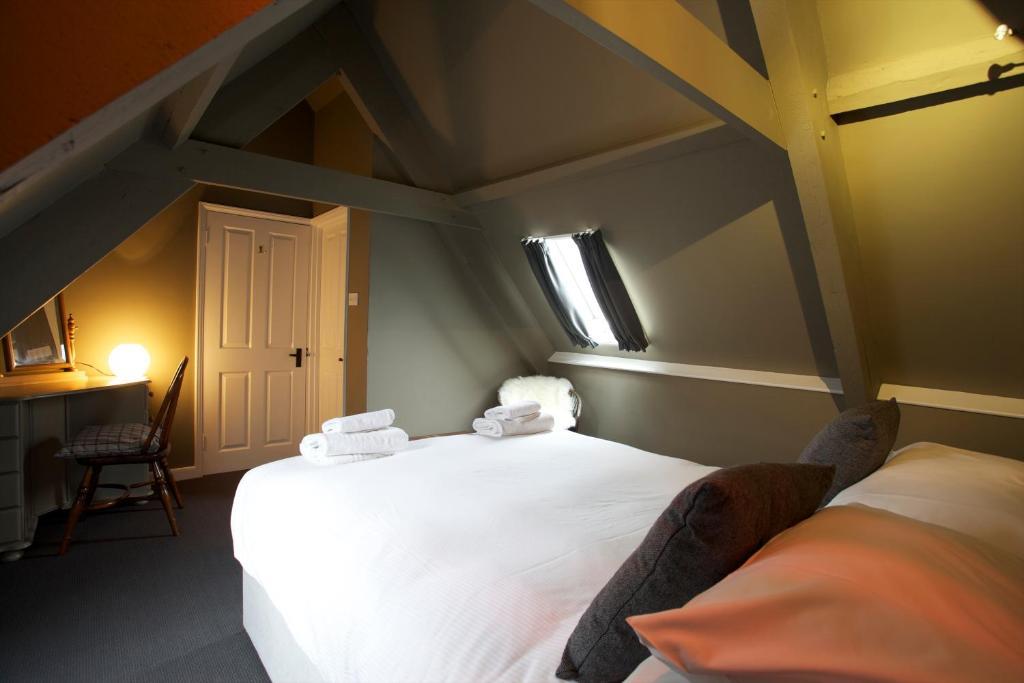Hotel The Kings Arms Didmarton Habitación foto